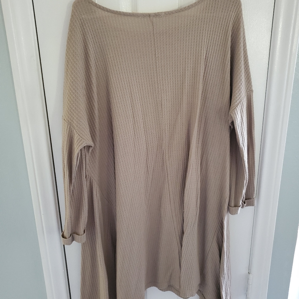 2x Plus size 3/4 sleeve handkerchief hem shirt